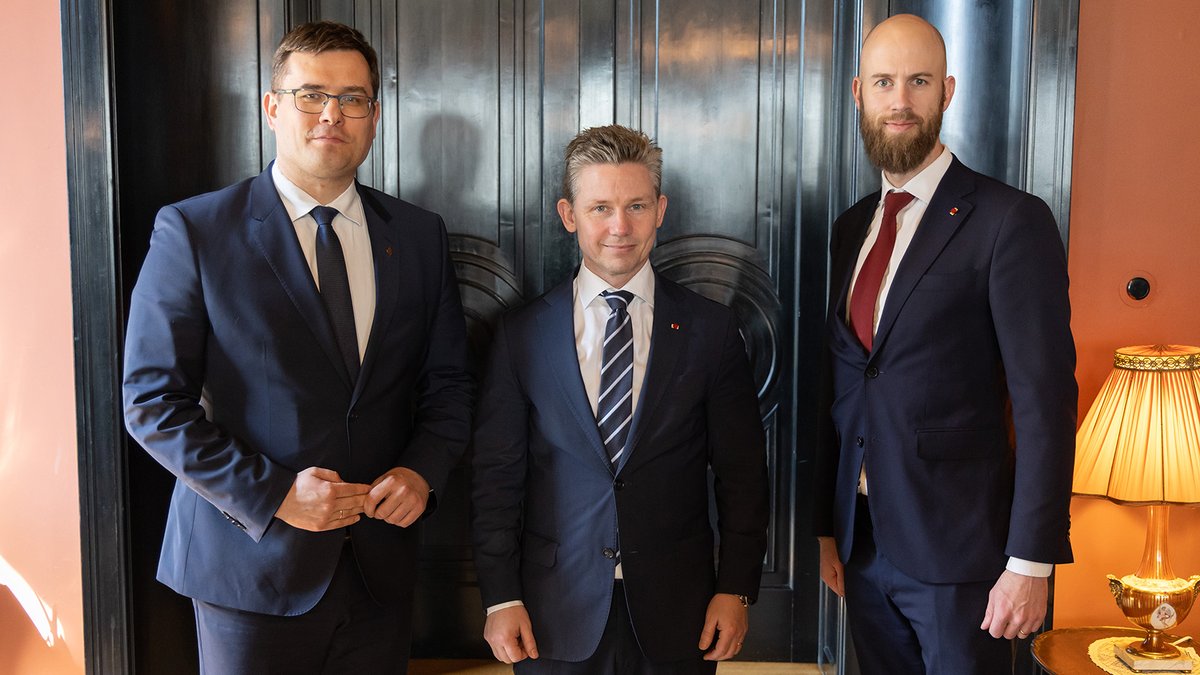 Litauens försvarsminister @LKasciunas togs emot av @PlJonson och @CarlOskar på Villa Bonnier. De diskuterade frågor som regional säkerhet, stödet till Ukraina, Natofrågor, bilateralt samarbete och det svenska totalförsvarskonceptet.