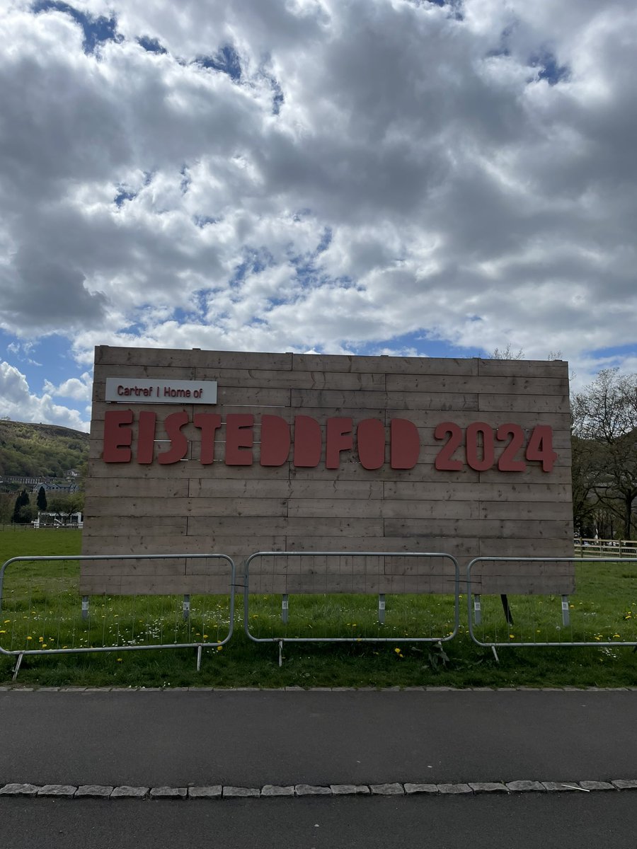 Dosbarth Drudwy (@dosdrudwy) on Twitter photo Diwrnod gwych yn y Parc yn dysgu am hanes Pontypridd.
A fantastic day in the park learning about the history of Pontypridd. <a href="/YsgolLlanhari/">Ysgol Llanhari</a> Diwrnod gwych yn y Parc yn dysgu am hanes Pontypridd.
A fantastic day in the park learning about the history of Pontypridd. <a href="/YsgolLlanhari/">Ysgol Llanhari</a>