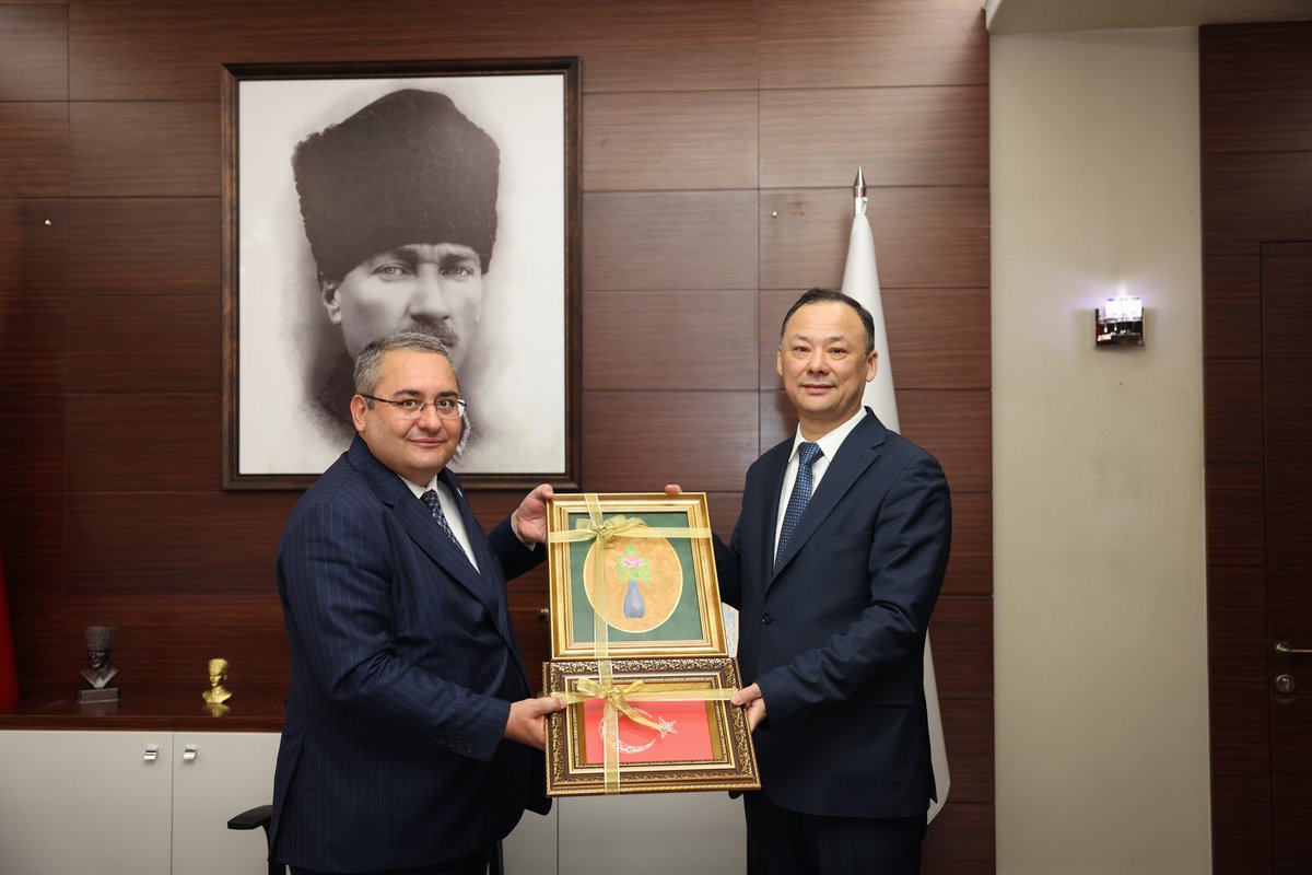 Kırgızistan Büyükelçisi Sayın Ruslan Kazakbaev Beyefendi bugün belediyemizi ziyaret ederek, başarı dileklerini ilettiler. İkili ilişkilerimizi geliştirme bağlamında yaptığımız görüşmeler için kendisine teşekkür ediyorum.