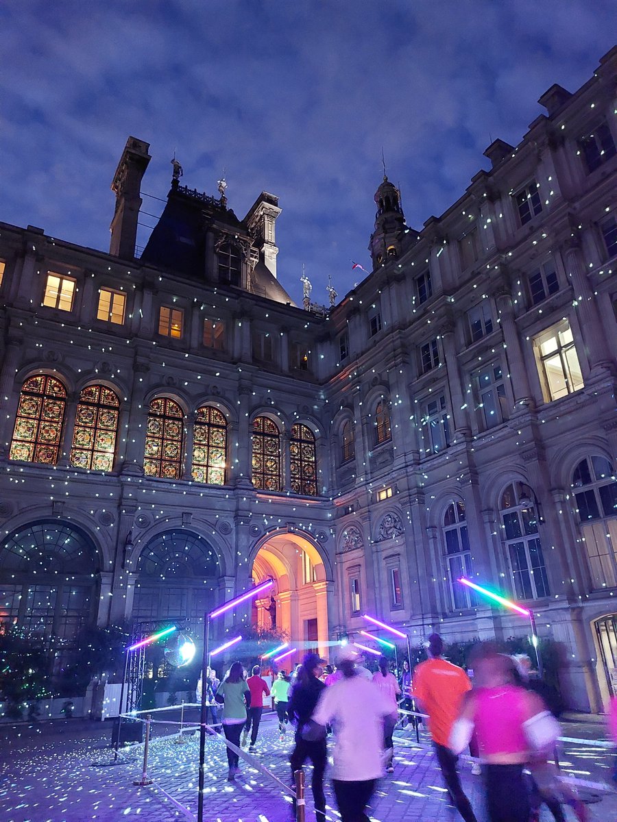 #RSE Hier soir, 2 équipes de collaborateurs Matmut se sont relayées toutes les 8mn, lors de la #NuitDesRelais, à #Paris 🏃‍♂️🏃‍♀️
Cette course solidaire a permis à notre partenaire la @Fondationfemmes de collecter 250 000 € pour lutter contre les violences faites aux femmes !