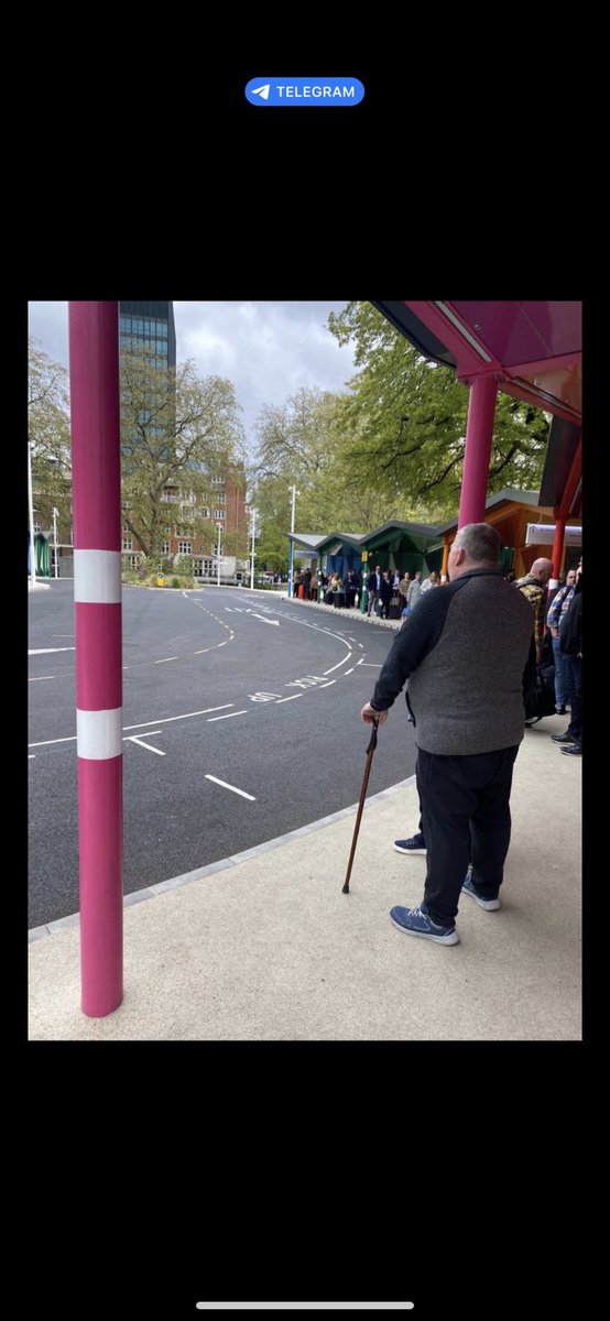 jamesjimmyb's tweet photo. The rank at Euston this morning, as taxi drivers struggle to enter it from the west. Cannot turn left into either eversholt st or churchway. Horrendous organisation!! @TfL @CamdenCouncil @SadiqKhan @LondonAssembly @BBCnewsLondon @itvlondon https://t.co/u5UClKusUJ