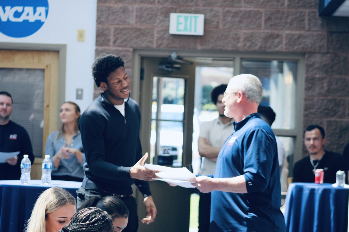It was fantastic to see all our guys who were recognized at the Keystone Athletic Scholar Athlete Luncheon yesterday. 

There is no field without the classroom! 
#1Day1Brick 🔵🧱🟠