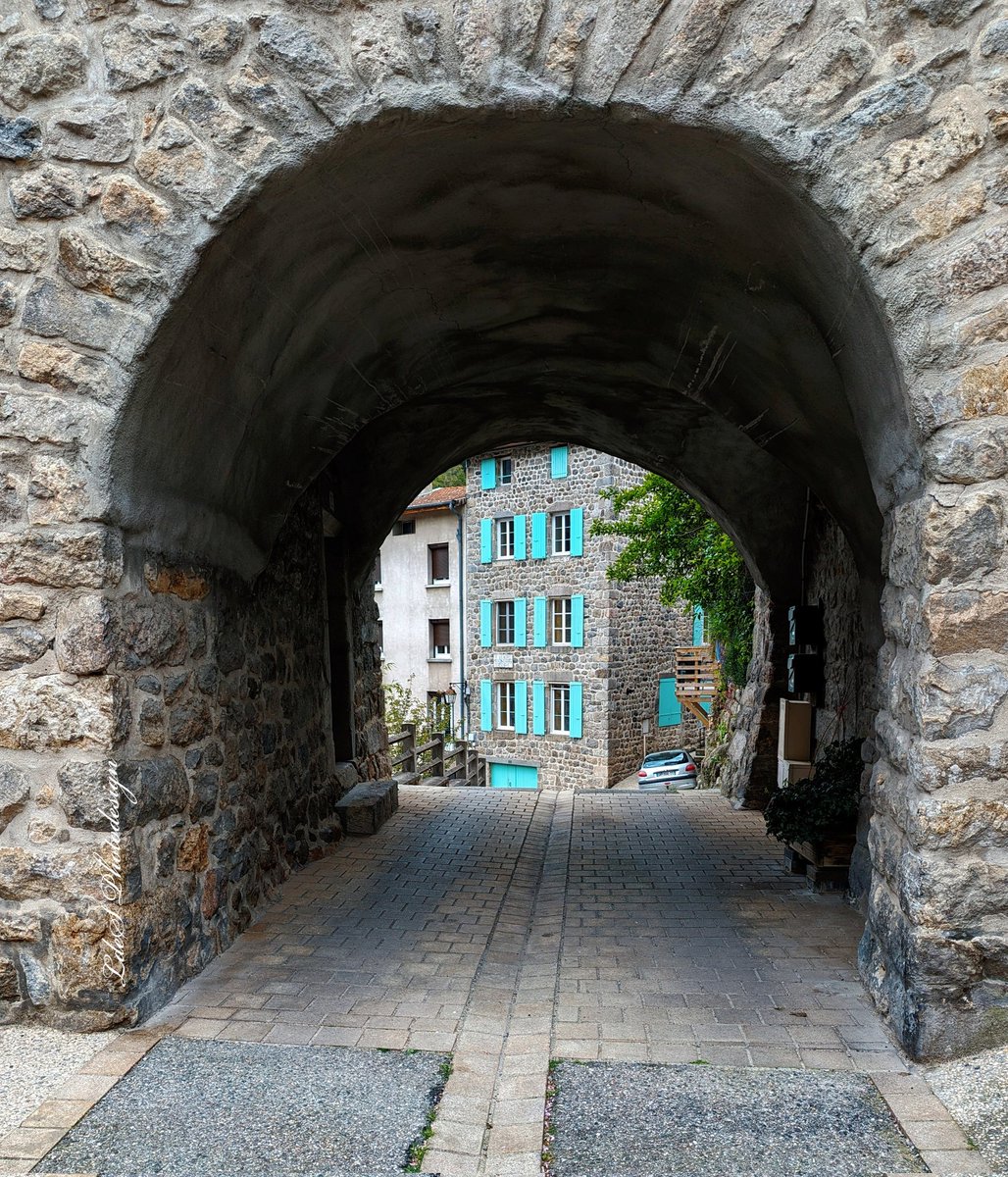 Beau coin de ville en Ardèche...
#WindowsOnWednesday
#ThePhotoHour 
#MagnifiqueFrance