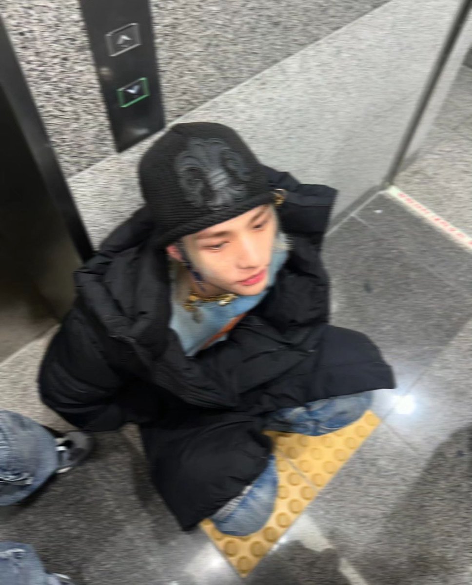 XUAINJIN's tweet photo. @LEEJENHNO Greetings! I’m Hyunjin, delighted to join this group chat. I aim to infuse our conversations with wit and a dash of excitement. I know I don’t have a lot of pals to mingle with, but that’s exactly why I’m replying to this offer! I hope there’s still a spot available for me. https://t.co/T8SGc8JoaL