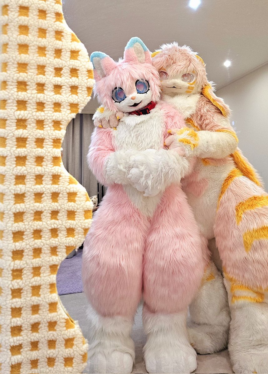 Pink and yellow
@gowjrtjs10 

#furry