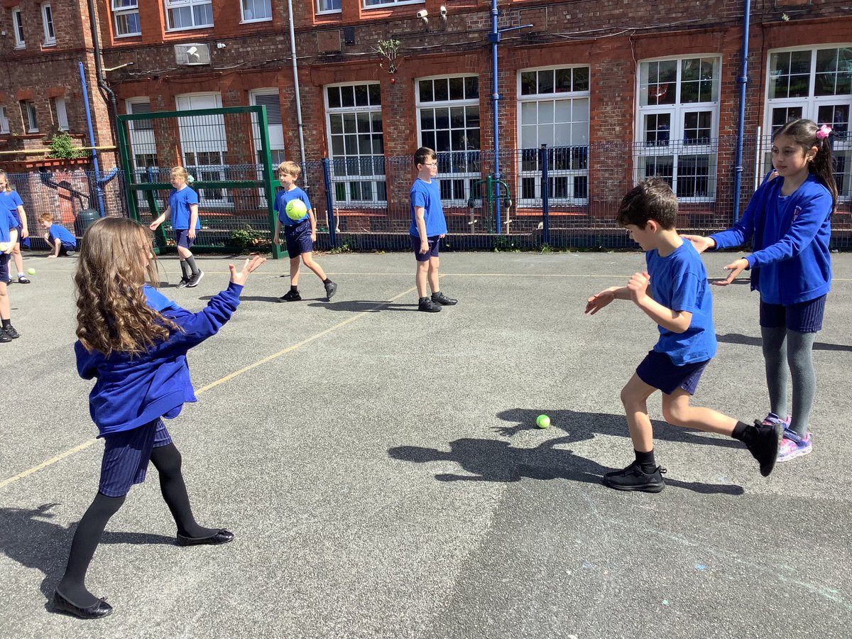 MPPS_Wirral's tweet photo. Year 3 have been learning have to throw and catch as a fielder in their Cricket PE session π #MppsPE https://t.co/eXytDrLjX4