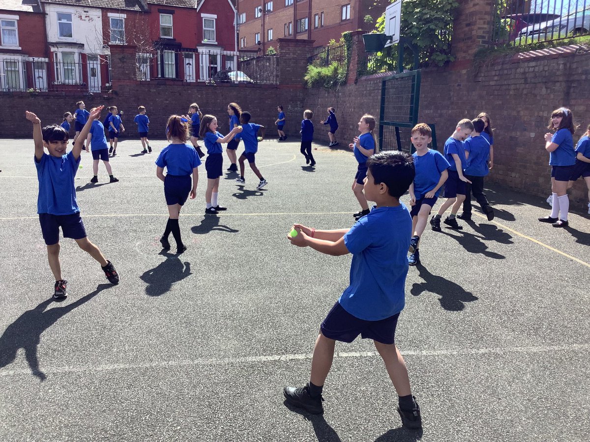 MPPS_Wirral's tweet photo. Year 3 have been learning have to throw and catch as a fielder in their Cricket PE session π #MppsPE https://t.co/eXytDrLjX4