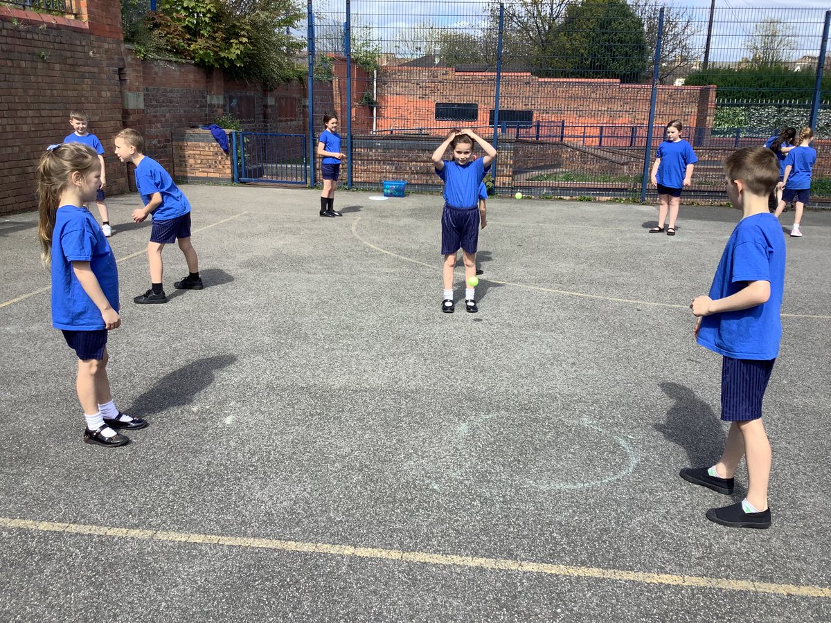 MPPS_Wirral's tweet photo. Year 3 have been learning have to throw and catch as a fielder in their Cricket PE session π #MppsPE https://t.co/eXytDrLjX4