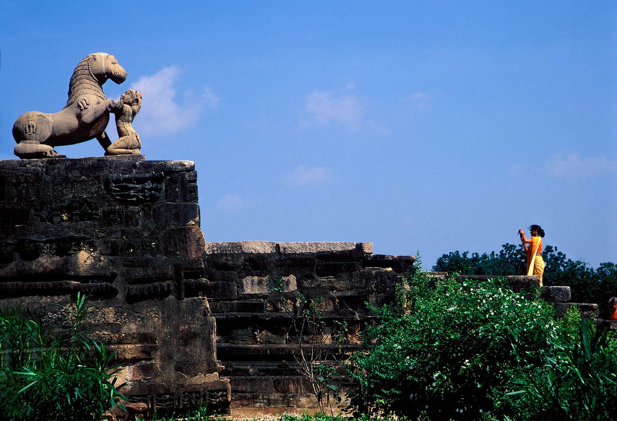 Brave barehanded Prince wrestles with evil beast - Khajuraho - India -