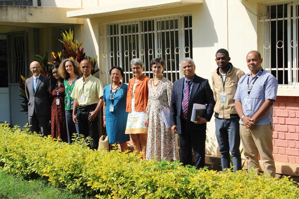 La délégation du @Cirad a rencontré ce matin les responsables au niveau du CNRE afin de discuter des actions conjointes et des pistes de collaboration possibles. Le CNRE est un partenaire de #recherche majeur notamment sur la biodiversité et du climat à #Madagascar 🇲🇬.