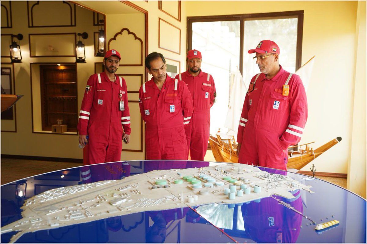 IndembAbuDhabi's tweet photo. Amb @sunjaysudhir visited Lower Zakhum, 🇮🇳’s 1st upstream investment in Middle East. CMD @BPCL &amp; MD @bprlimited accompanied. Serving 🇮🇳's energy security. Earlier this month he visited Onshore Block 1, India's second investment in upstream in 🇦🇪. 1/2 @MEAIndia @IndianDiplomacy https://t.co/XBpQhH9tHv