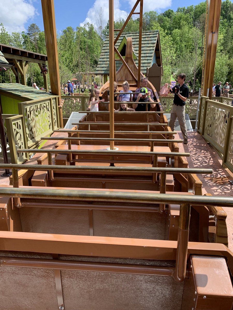 Are you a fan of swinging boats? This is from 2019 at #Dollywood and probably the last time I rode one. My son loves them.