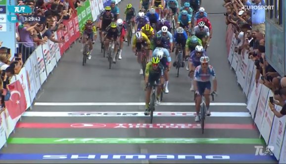 Tobias Lund Andresen (dsm-firmenich PostNL) remporte la 4e étape du Tour de Turquie ! Le Danois (21 ans) ouvre son compteur pro en battant le Néerlandais Danny van Poppel (Bora-Hansgrohe) et l’Allemand Henri Uhlig (Alpecin-Deceuninck). #TUR2024