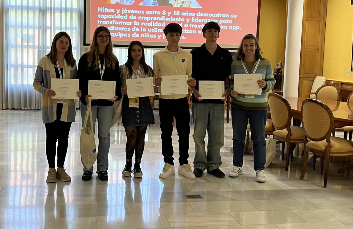 Ya tenemos ganadores de la IV Gymkana La Ciencia de los Datos: el equipo Los Guajes Matemáticos del @iessanchezalbornoz de León en la categoría 1 y 2 ESO y el equipo Placa Madre del @iesrosachacel de Madrid en la categoría 3 y 4 ESO. ¡Enhorabuena a todos!