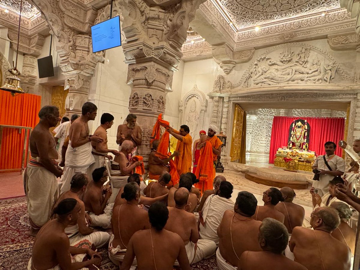 SVaidhyasubrama's tweet photo. It's only a divine blessing that I had back to back Darshans of Prabhu Shri Ram Lalla at Ayodhya today. Early morning Aatmartha Darshan &amp; SandhyaKaala Darshan with Ahobila Mutt Azhagiya Singar &amp; Shriman K.Parasaran. Sarayu Nadhi Punya Theertha Vijayam also.   Jai Shri Ram 🙏 https://t.co/Od8U1AqsPS