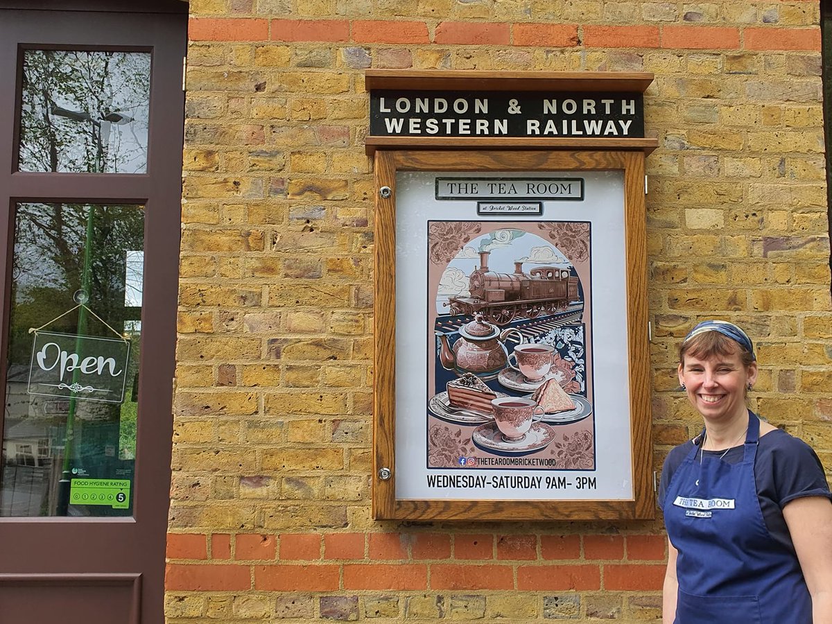 Wonderful to see Cheryl unveil the new heritage-style sign at The Tea Room #BricketWood today.
(Delicious carrot cake by the way 🥕🍰)
@BricketWoodRA @LNR_Community @CommunityRail 
#communityrail #abbeyline