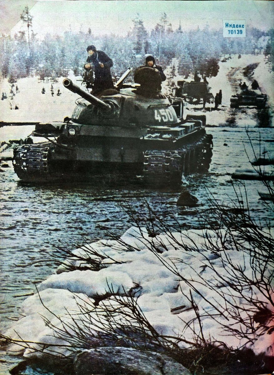 Passage à gué d'un T-54A avec des extensions de patins.