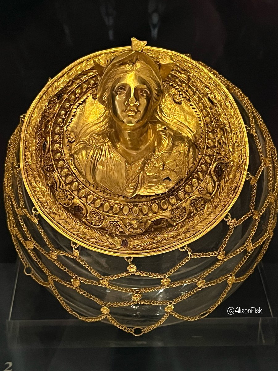 Ancient Greek gold hair net with relief bust of the goddess Athena. Late 3rd-2nd century BC.

Benaki Museum, Athens. 📷 my own.  More: e.issuu.com/issuu-reader3-…

#ReliefWednesday
#Archaeology