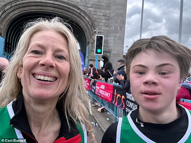 Pucurull's tweet photo. Diumenge, Lloyd Martin, un noi britànic de 19 anys amb síndrome de Down, va córrer la marató de Londres. És la persona més jove al món que ha acabat els 42,195 Km amb aquesta discapacitat.
https://t.co/x3Dv7JEzTr https://t.co/Jtm32imvKu