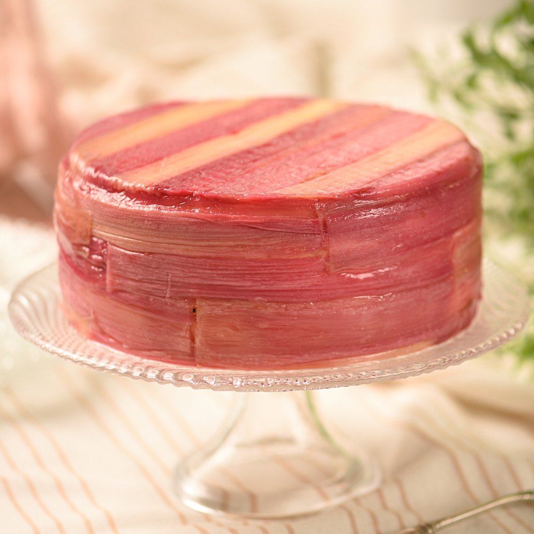 MeilleurduChef_'s tweet photo. Chef Philippe nous régale avec une création sucrée qui célèbre le printemps : un Entremets Vanille &amp; Rhubarbe ! 👨‍🍳

La recette est sur notre site
https://t.co/5EtBhkTCF4 https://t.co/O0FTMjuRq2