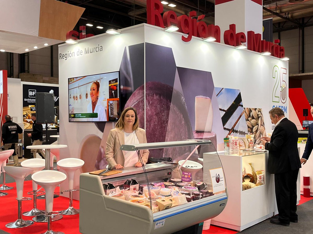 QuesosAlimer's tweet photo. Esta semana estamos en en el #SalonGourmets de @IFEMA #MADRID, el principal evento de Alimentación y Bebidas de alta calidad en Europa. Nos encontrarás en el stand del Consejo Regulador con nuestro #Queso de #Murcia al #Vino
@Quesosdemurcia #IFEMA #Feria #IFEMADRID #alimer https://t.co/a2FYqnUAhe
