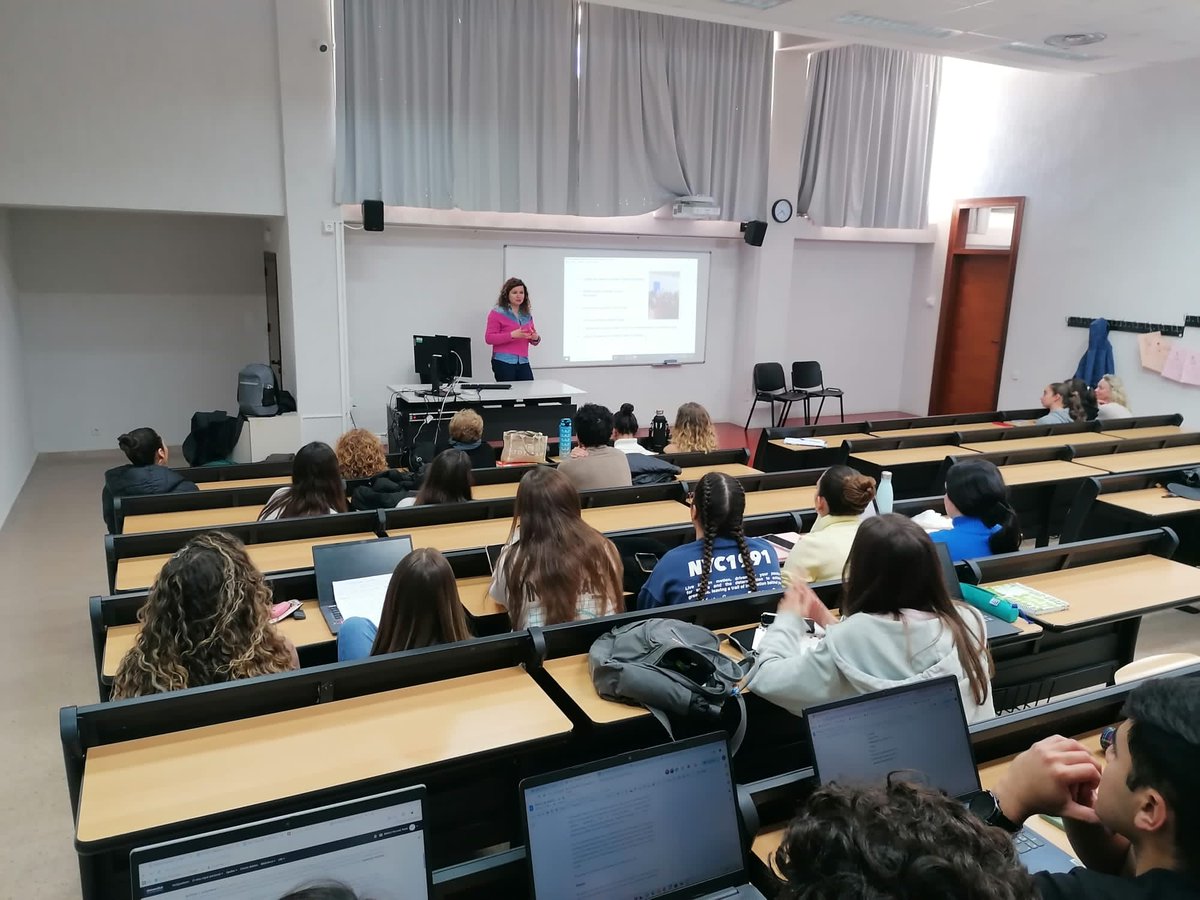 cepasoncanals's tweet photo. Ahir vam participar a una taula rodona sobre l'educació d'adults a la UIB. Vam compartir taula amb la gerent del Patronat Obrer, amb una educadora social i una pedagoga d'AMADIP i amb una alumna de la UOM. Va ser un plaer intercanviar opinions amb els alumnes d'e
Educació Social. https://t.co/vq3YFIJzCY