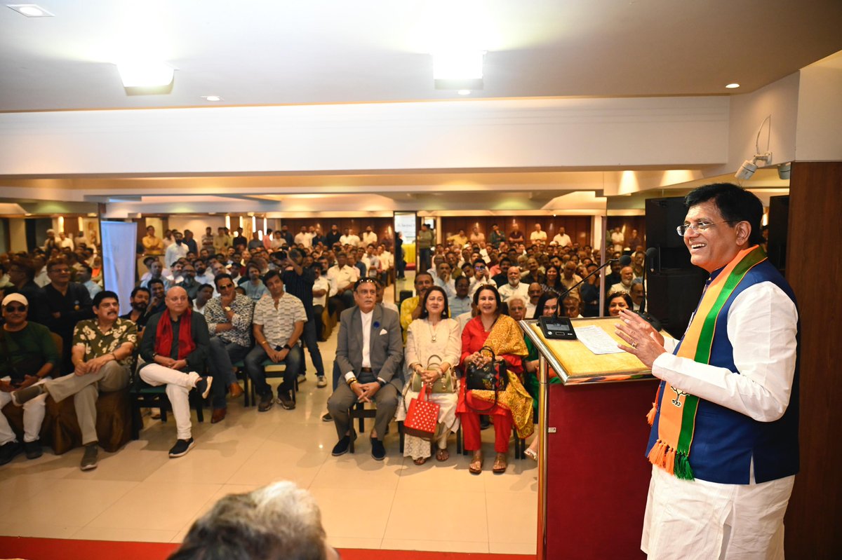PiyushGoyal's tweet photo. चुनावी अभियान के दौरान आज इंडियन होटल एंड रेस्टोरेंट एसोसिएशन से आए प्रतिनिधियों के साथ सार्थक चर्चा की। सभी में मोदी सरकार को लेकर ज़बरदस्त उत्साह है।

📍Borivali West https://t.co/imhY6pFoUo