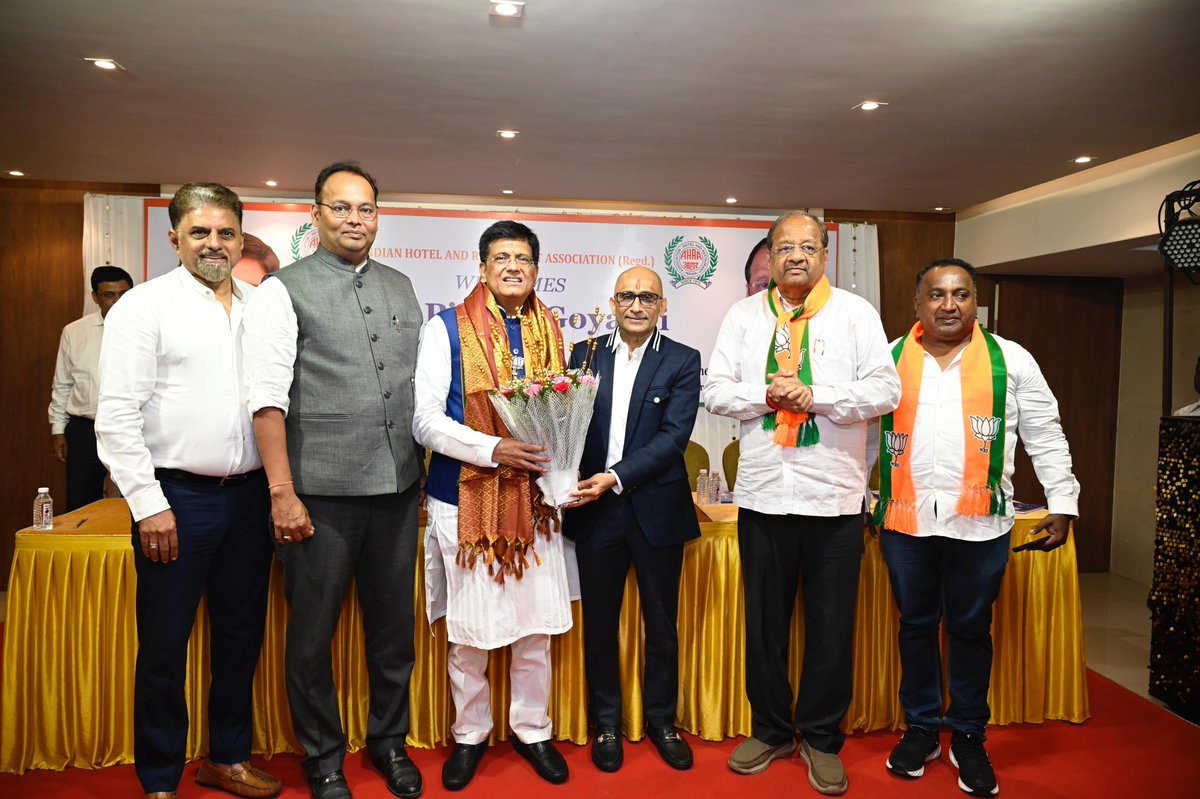 PiyushGoyal's tweet photo. चुनावी अभियान के दौरान आज इंडियन होटल एंड रेस्टोरेंट एसोसिएशन से आए प्रतिनिधियों के साथ सार्थक चर्चा की। सभी में मोदी सरकार को लेकर ज़बरदस्त उत्साह है।

📍Borivali West https://t.co/imhY6pFoUo