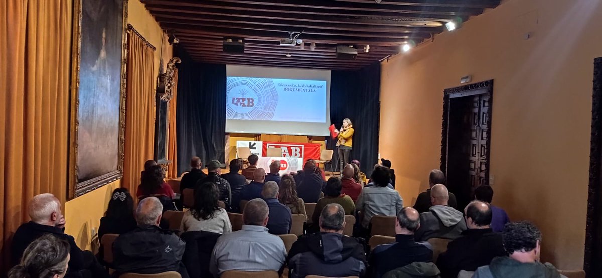 LABGoierri's tweet image. Atzo "Eskuz Esku. LAB zabaltzen" dokumentalaren proiekzioa eta solasaldia izan genuen Ordizin.

Eskualdeko LAB kideekin atzoko, gaurko eta biharkoez giro ederrean.

50 urte eta aurrera goaz.