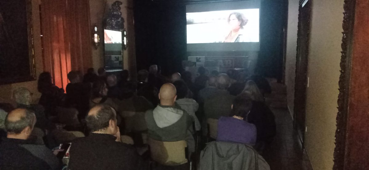 LABGoierri's tweet image. Atzo "Eskuz Esku. LAB zabaltzen" dokumentalaren proiekzioa eta solasaldia izan genuen Ordizin.

Eskualdeko LAB kideekin atzoko, gaurko eta biharkoez giro ederrean.

50 urte eta aurrera goaz.