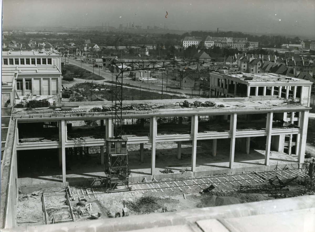 #armistice 1945 📄 | L'université n'oubliera jamais le prix de la guerre. 📸 1 : destruction du palais universitaire en 1944 📸 2 et 3 : construction de la Aula Magna et de la faculté de Droit en 1953 © DIRCOM UNICAEN - Fonds Jean Collin