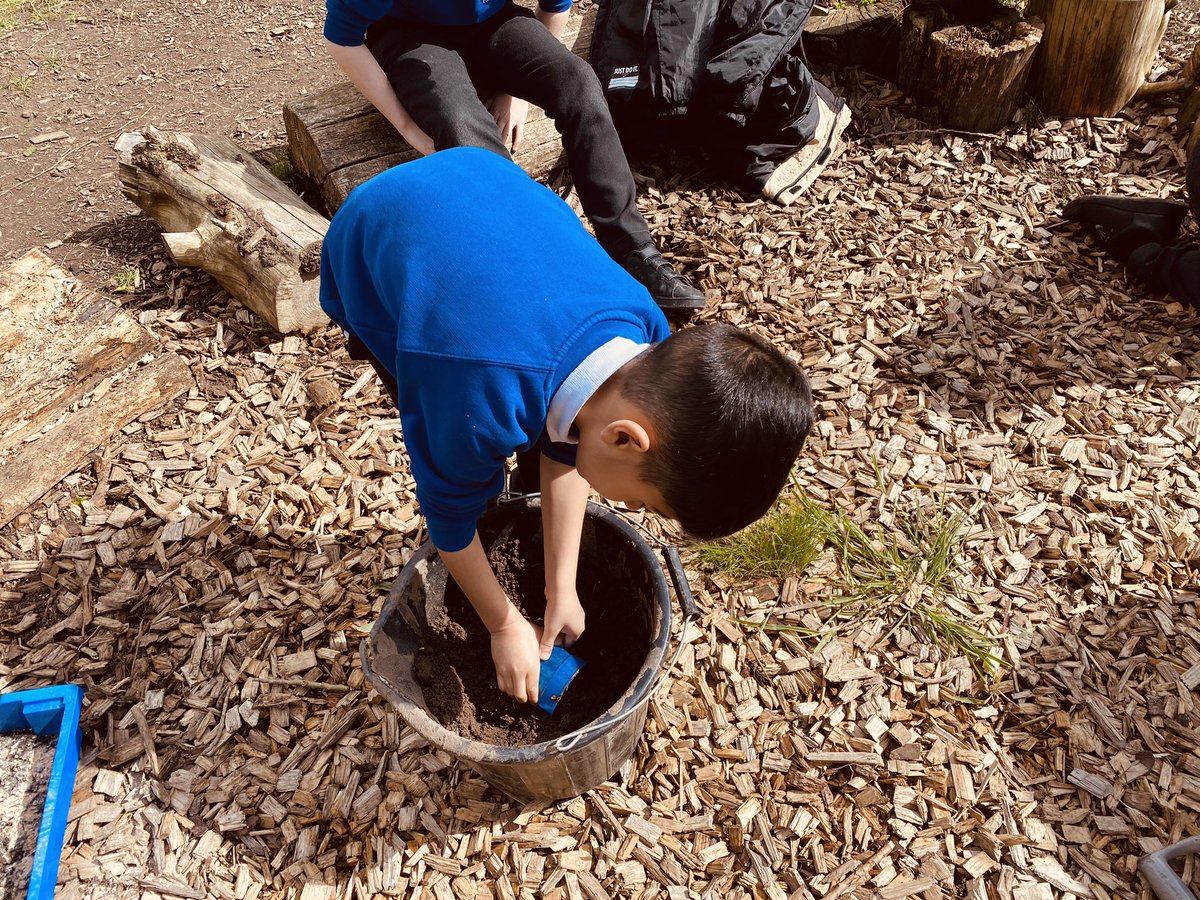 We took our English lesson outside to forest school this morning. We read the instructions and collected the items we needed to make ‘seed bombs’ which we will plant on Friday once they are dry 🌺 @LFPAPjhast @Lea_Forest_HT @lea_forest_aet @LFP_DHT_MrW @LFP_Dep