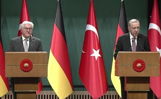 Cumhurbaşkanı Erdoğan [Almanya Cumhurbaşkanı Steinmeier’in ziyareti]: • Gazze’de 200 gündür yaşanan benzeri görülmemiş zulmün son bulması çağrımızı tekrarladık. • Netanyahu, sırf siyasi ömrünü uzatma adına kendi vatandaşları da dahil olmak üzere tüm bölgemizin güvenliğini