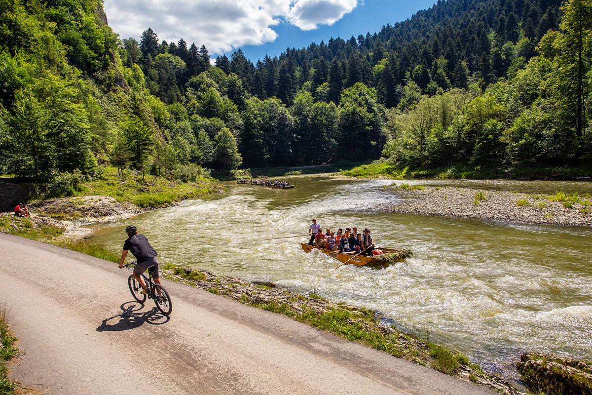 🌿🚣 From April to October, drift along the winding Dunajec River on the  traditional rafts through the breathtaking Pieniny Mountains. 🏞️🌊  Experience a journey that blends the excitement of adventure with the  tranquility of nature. #VisitPoland