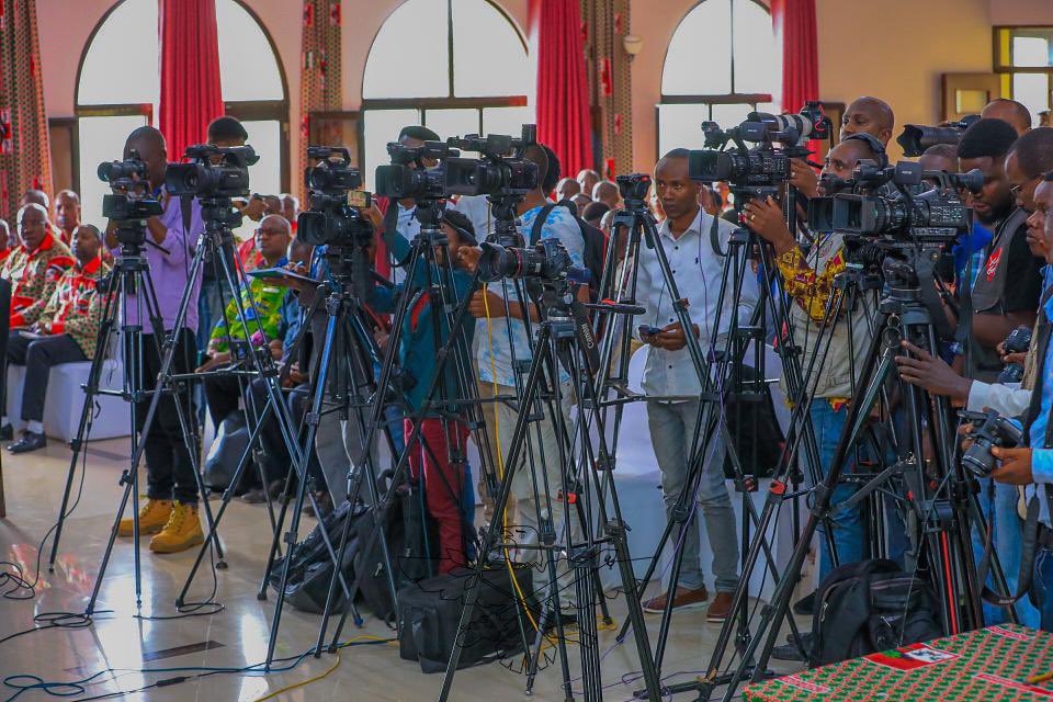 Au lendemain de la réunion du Comité central du Parti @CnddFdd tenue à Ngozi, le Secrétaire général @R_Ndikuriyo a animé une conférence de presse pour présenter les grandes résolutions issues du Comité central pour impulser une révolution sociale et économique au #Burundi.