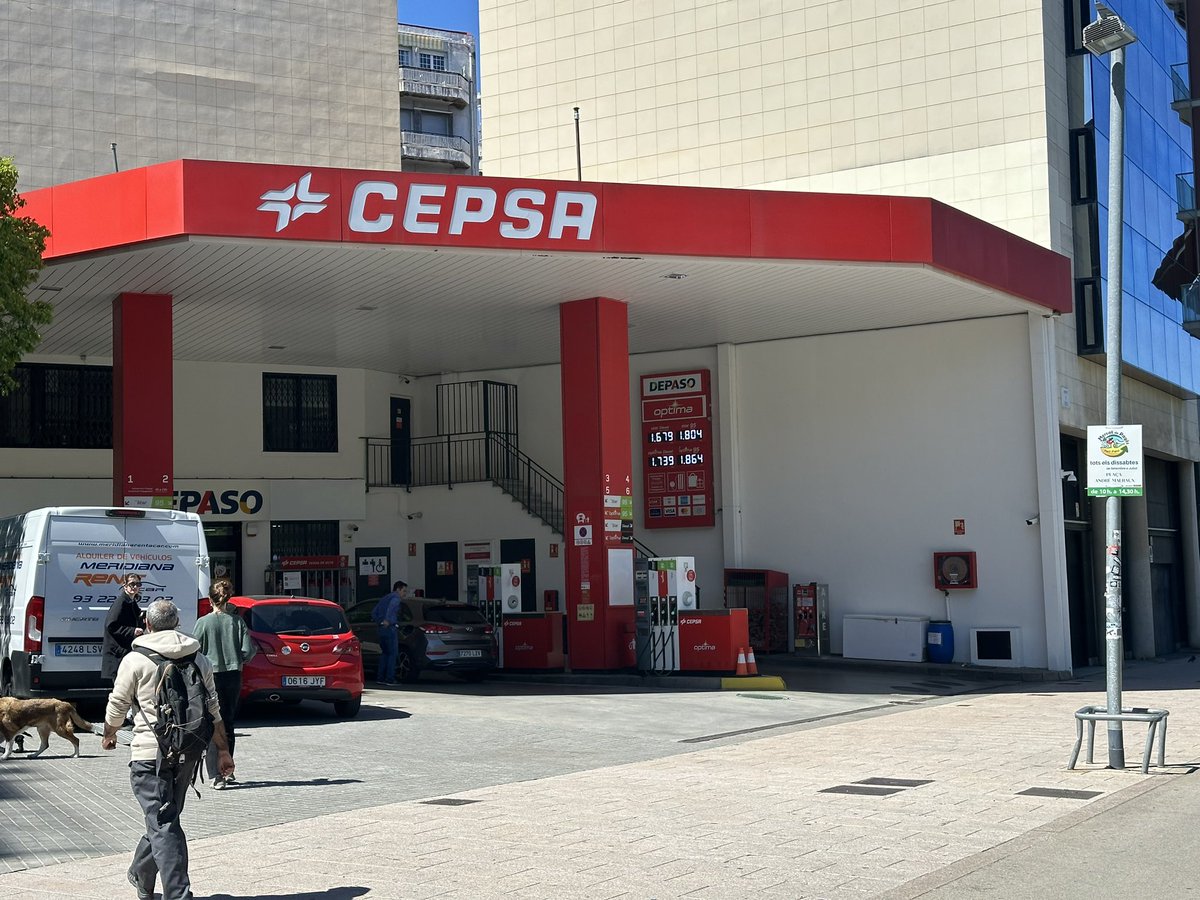 Neighborhood gas station in Barcelona. Current gas price (no regular listed- just 95 RON/91 US AKI premium) is $7.31/gal! 😳 Is Joe prez here too? 😂🤦‍♂️