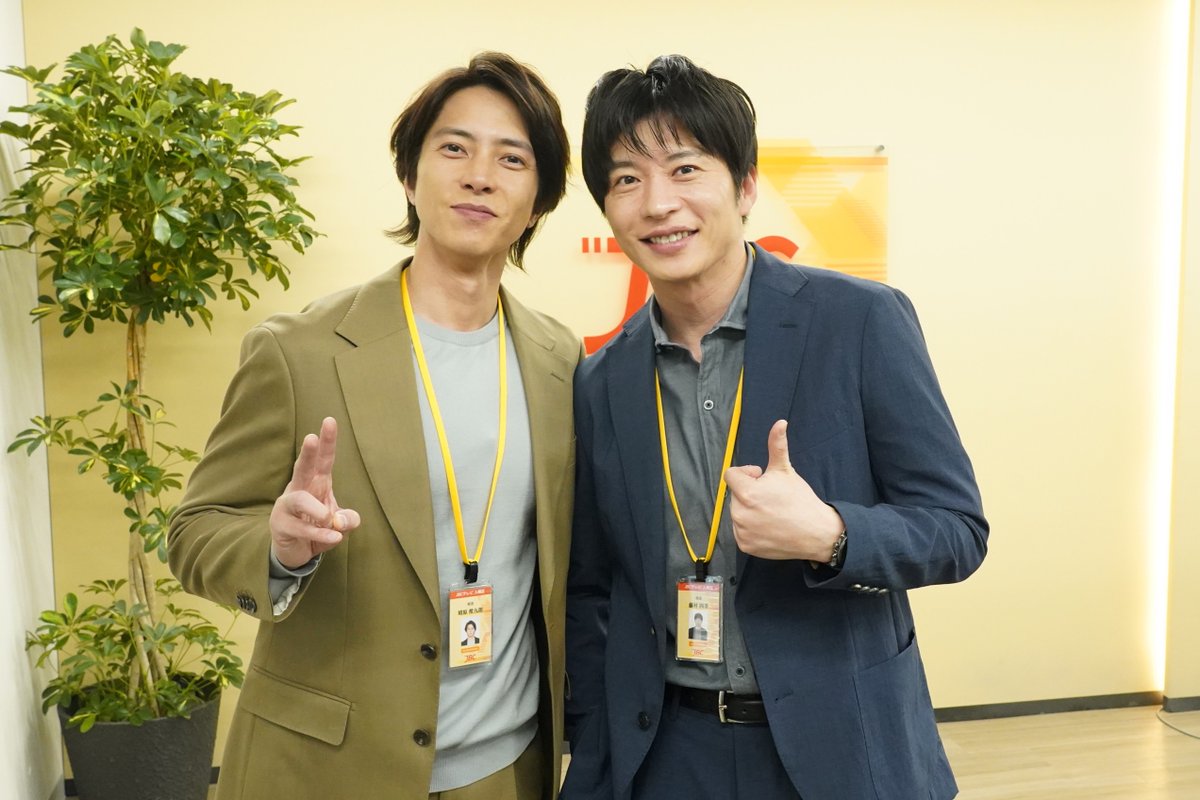 bluemoment_cx's tweet photo. 毎週水曜よる10時
🌏#ブルーモーメント🌏

5年前に晴原が働いていたテレビ局の同僚・藤村四季（ふじむら・しき）と、晴原の仲良し2ショットをお届け💝

晴原の幼馴染でもある藤村🤝

#山下智久 さんとプライベートでも親交が深い #田中圭 さんが演じています❕ https://t.co/iTXxeaeZBE