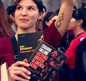 This young woman holds two books: Eduardo Galeano’s “Open Veins of Latin America” and Ray Bradbury’s “Fahrenheit 451”. 📚 Bradbury’s book I’m sure inspired the idea everyone should bring a book to yesterday’s march. 📚 Some held books up high, others balanced them on their heads.