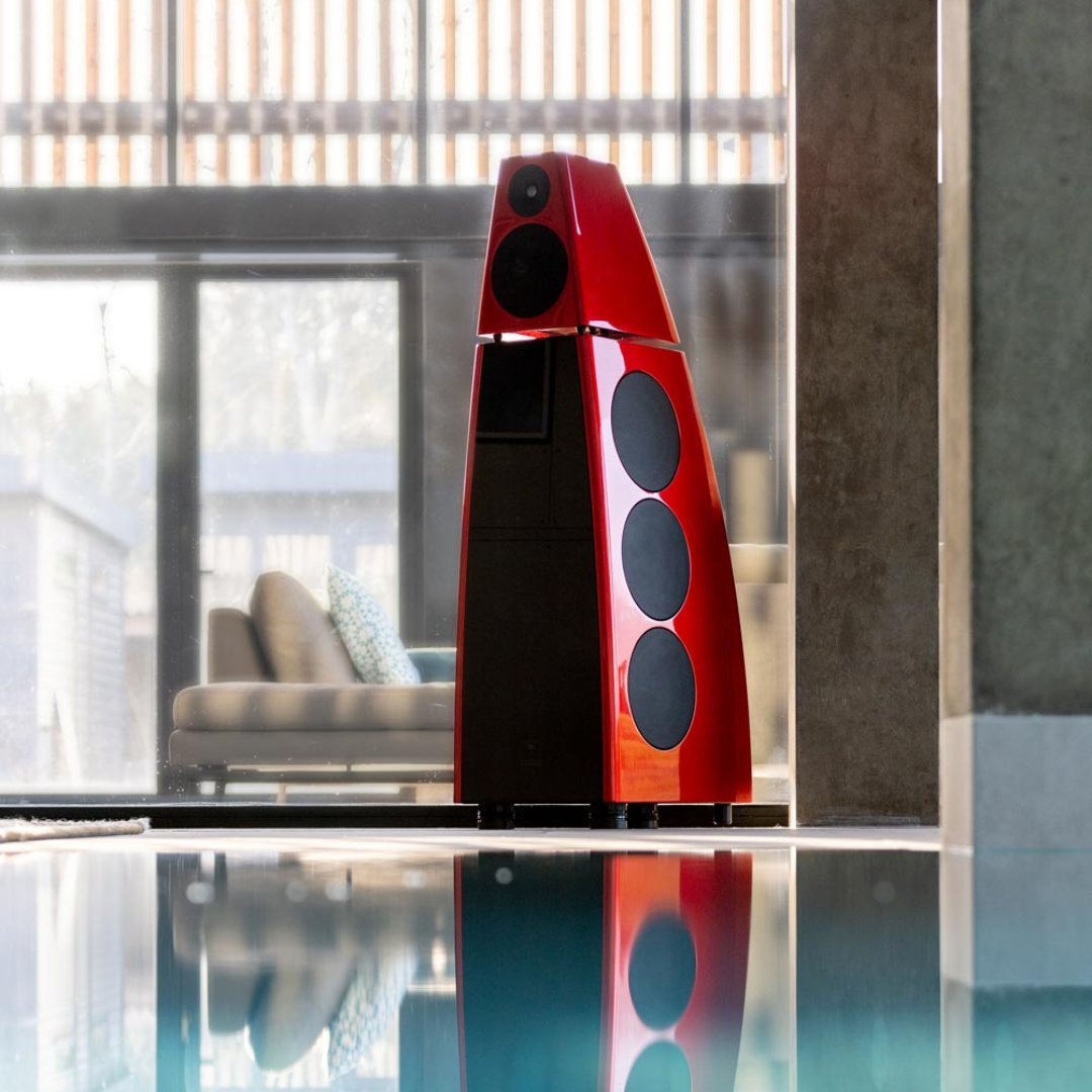 A beautiful loudspeaker in a beautiful home. 

#UndeniablyMeridian #Meridian #BritishAudioPioneers #Technology #Design #Audio #SoundExperience #Luxury