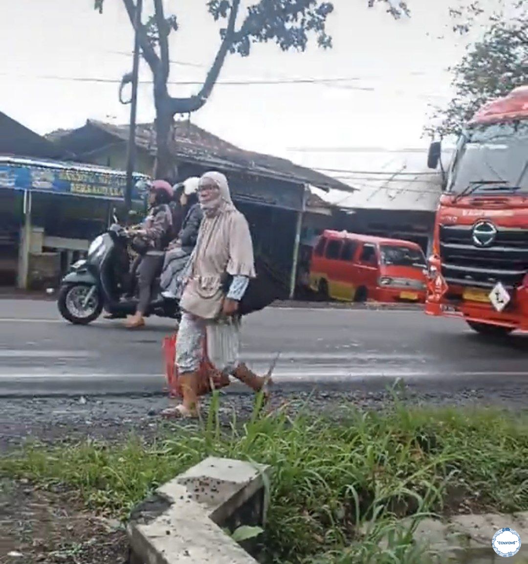 💭 Terpantau ibu yang maksa ngemis udah sampe Cianjur nih. Berapa kota didatengin si ibu tapi belum diamankan pihak dinsos juga 😢