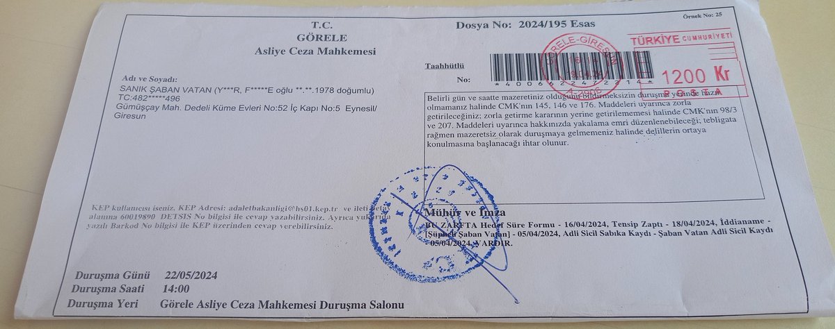 VatanSaban's tweet photo. Az önce teslim aldım 
Sn. @RTErdogan
Bunu tarih hep yazacak . 
Çocuk katillerini yargılatmak için harekete geçmenizken 
6 yılın her anında evladının acısı içinde sizin sisteminiz yüzünden adalet mücadelesi vermek zorunda bırakılan
Babaya dava açtınız 
Ben mi mağdur oldum 
Siz mi? https://t.co/hvlyyRjIYS