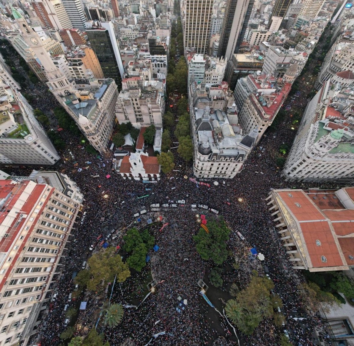 Unsanisidro's tweet photo. Fuimos parte de la manifestación por la educación más grande de nuestra historia: fuimos parte de la #MarchaFederalEducativa.

Más de 800.000 personas en Plaza de Mayo, y 200.000 en todas las provincias, nos reunimos para defender a la #universidadpublica, gratuita y de calidad https://t.co/qG4kHLkWCd