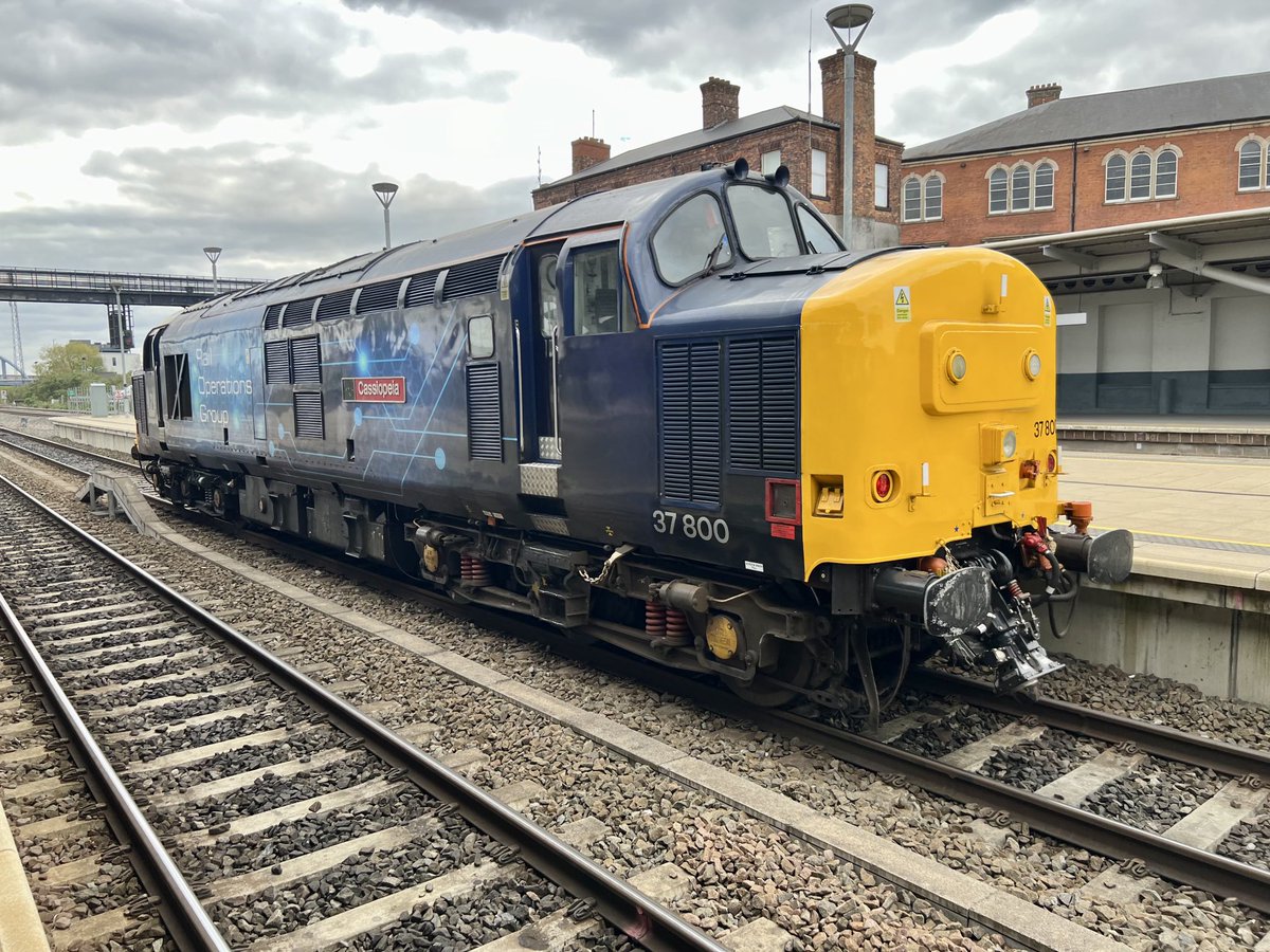 37800 at #Derby looking GORGEOUS 😍😍 #class37 ⁦@RailOpsGroup⁩ 24/4/24