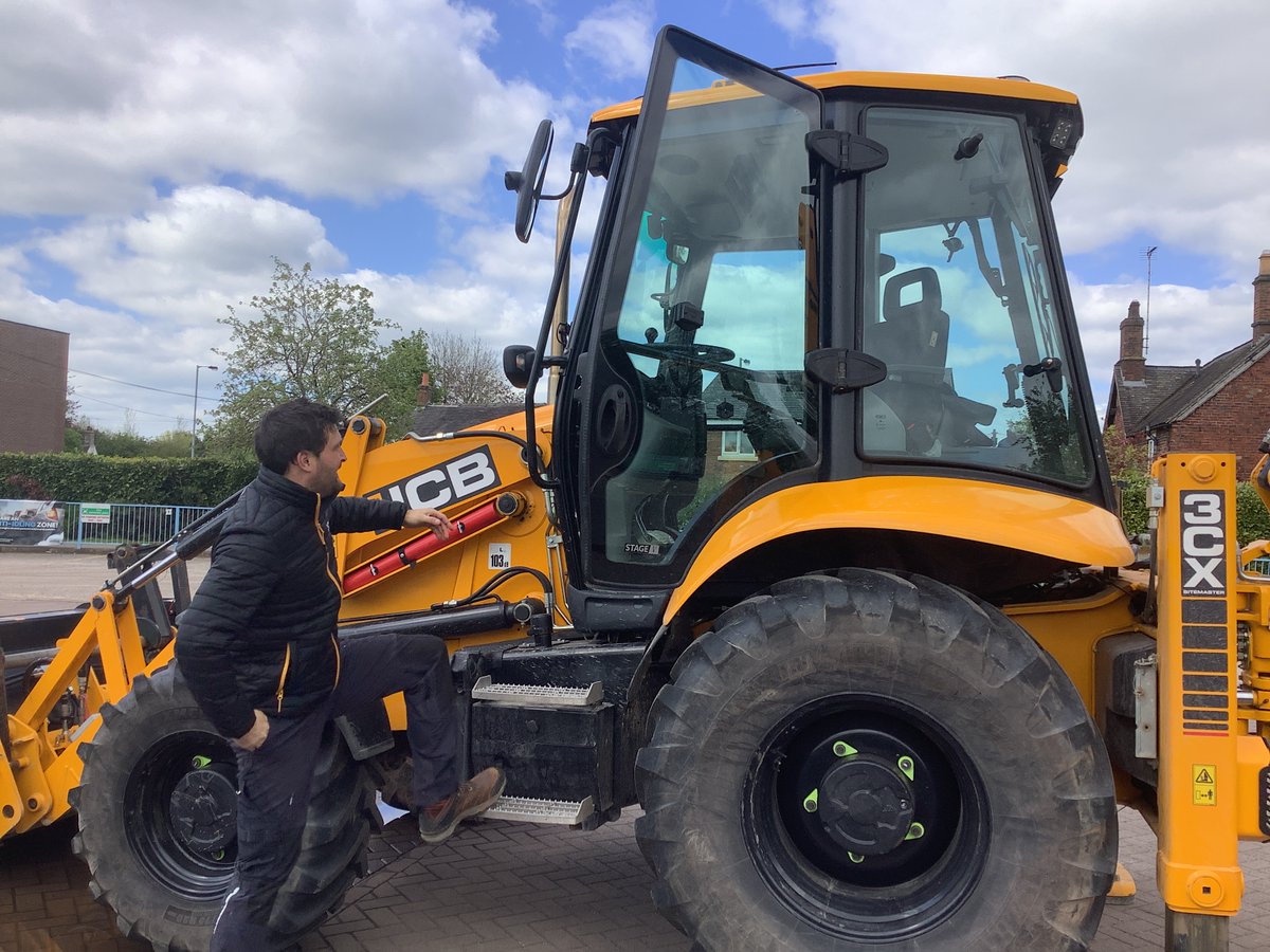 primary_meadows's tweet photo. The badgers, foxes and fox cubs have had a very exciting start to their afternoon. Mr Harper kindly bought his digger to show the children which links in with our new construction play area.  He showed them lots of tricks and moves which the children loved. Many thanks Mr Harper. https://t.co/K9qdFISWN5