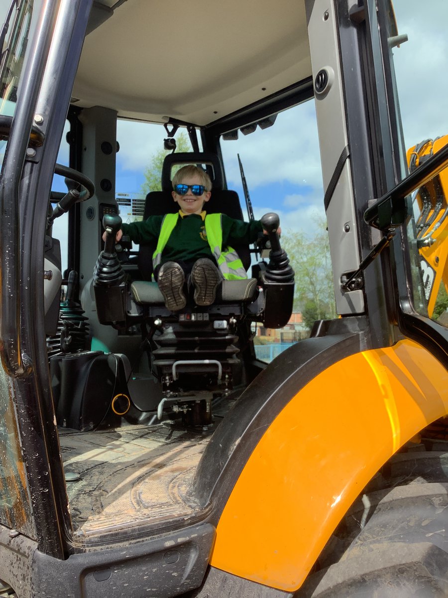 primary_meadows's tweet photo. The badgers, foxes and fox cubs have had a very exciting start to their afternoon. Mr Harper kindly bought his digger to show the children which links in with our new construction play area.  He showed them lots of tricks and moves which the children loved. Many thanks Mr Harper. https://t.co/K9qdFISWN5