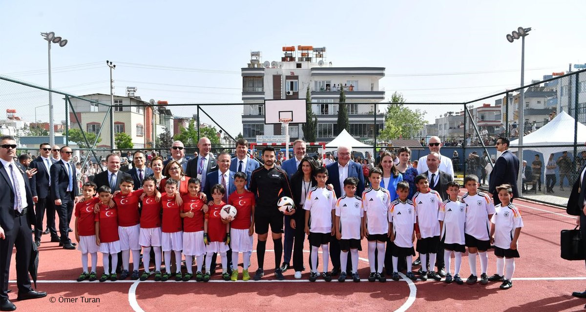German President #Steinmeier visits a school in Türkiye 🇹🇷. The school was built earthquake-proof with funds from KfW. It provides a safe environment for Turkish and Syrian children. 🇩🇪+🇪🇺 support Türkiye's reconstruction after the 2023 earthquake 👉️kfw-entwicklungsbank.de/Global/Europe/…
