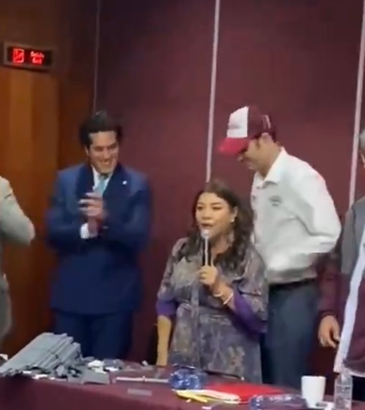 Robbinho10's tweet photo. @vromog @ClaraBrugadaM Descripción gráfica de un par de lamehuevos, come cuando hay!!! https://t.co/31kubpV3HR