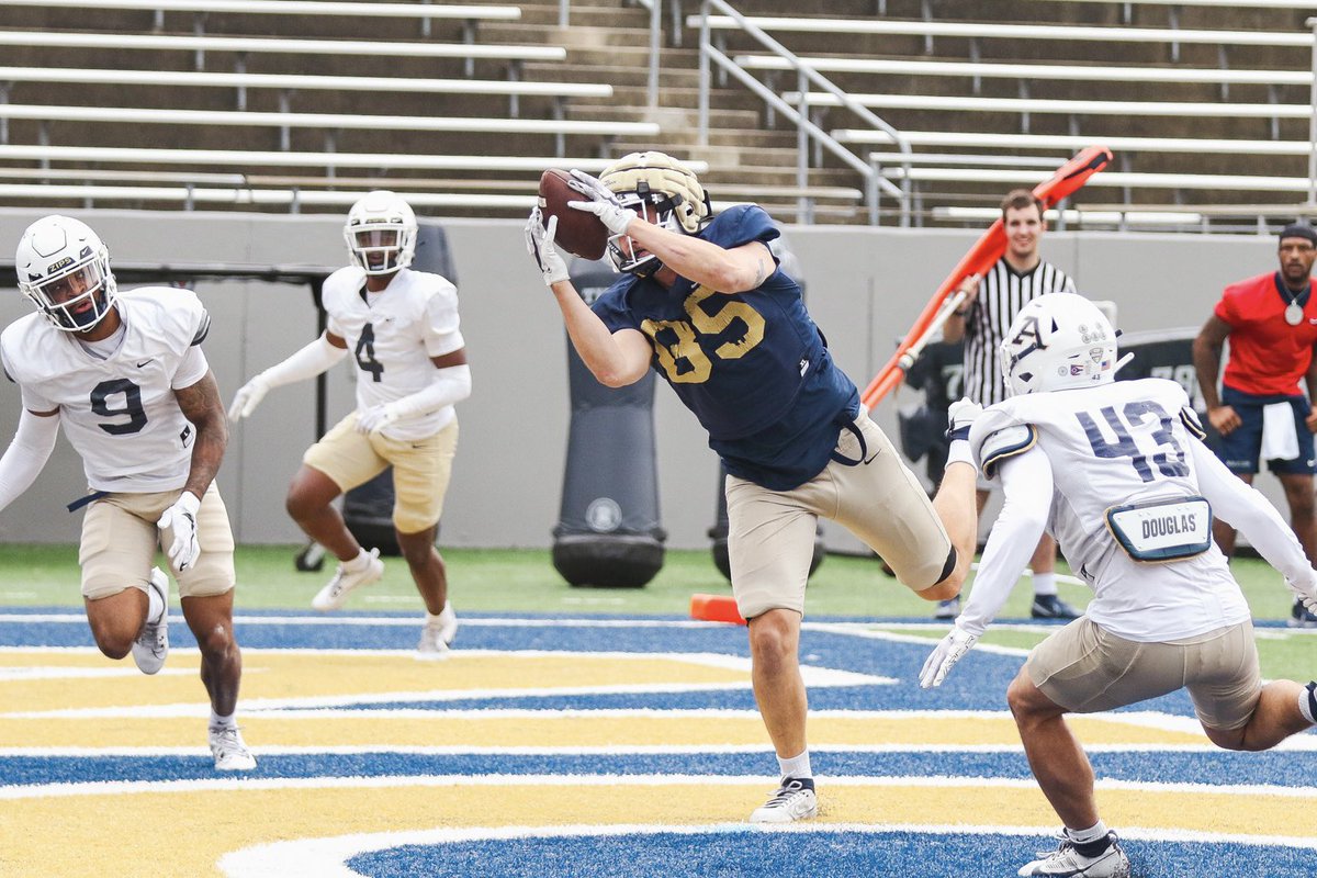 ZipsFB's tweet photo. Spring Ball / Practice #13

WellDone>WellSaid
DoOrDoNot https://t.co/GIG7t5lQhc