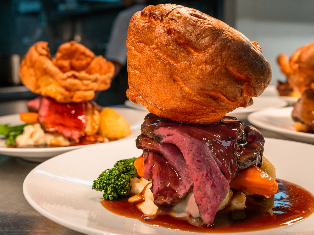 It's #BritishBeefWeek and there's no better star of the plate than the Roast Sirloin of Cheshire Farm Beef that is served with our five-star Sunday Lunch 🍽️

bit.ly/TheLowryHotelS…