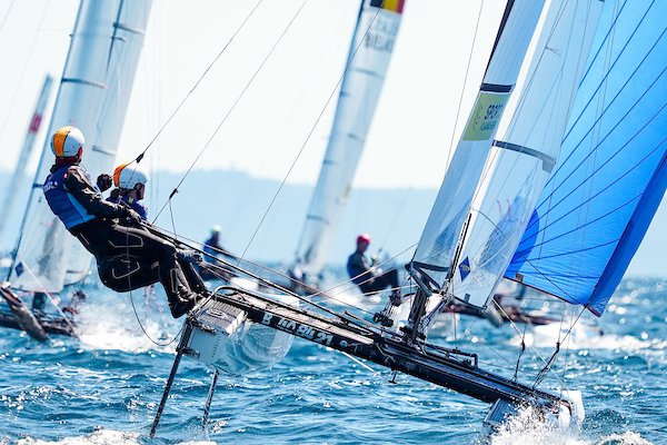 Top 3 blijft in zicht!
Na dag 4 staat het Nacra17 duo Lucas Claeyssens &amp; Eline Verstraelen op 1pt. van de 3e plek tijdens de Last Chance Regatta (FOW).  
Ook plekken 6 en 7 voor de WWSV-teams.

#sportvlaanderen #icoats #magicmarine #zeilen #sailtoparis #nacra17 
📷SE